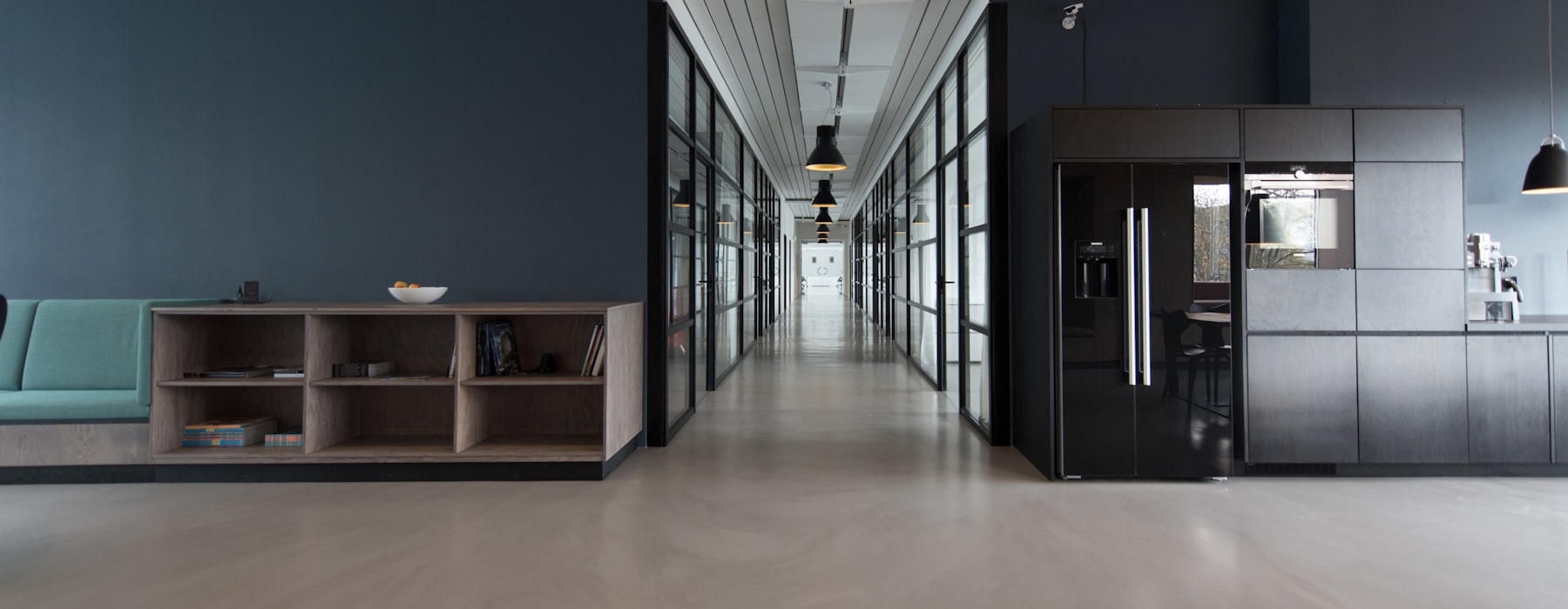 Couloir d'un plateau de bureaux contemporain