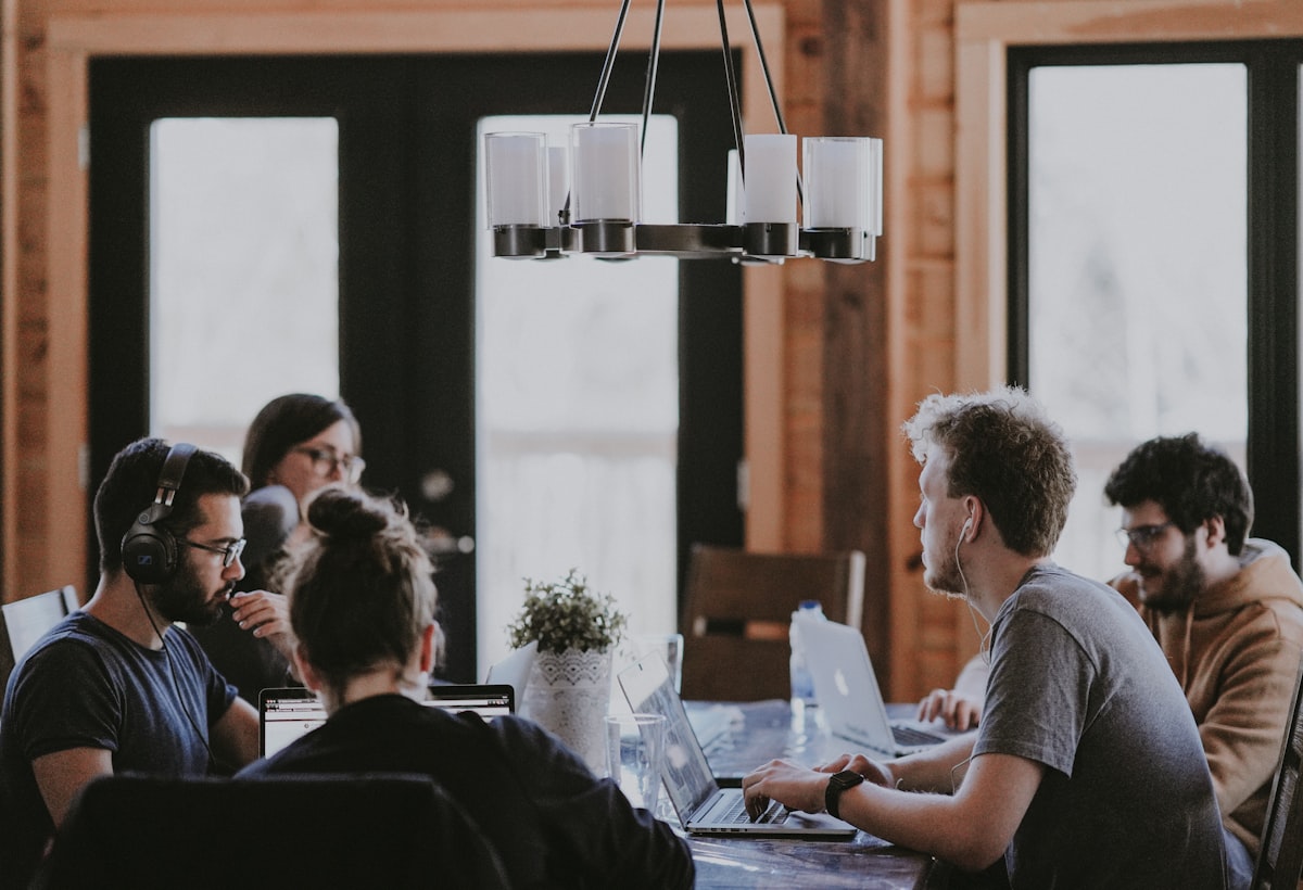 Réunion de travail autour d'une table